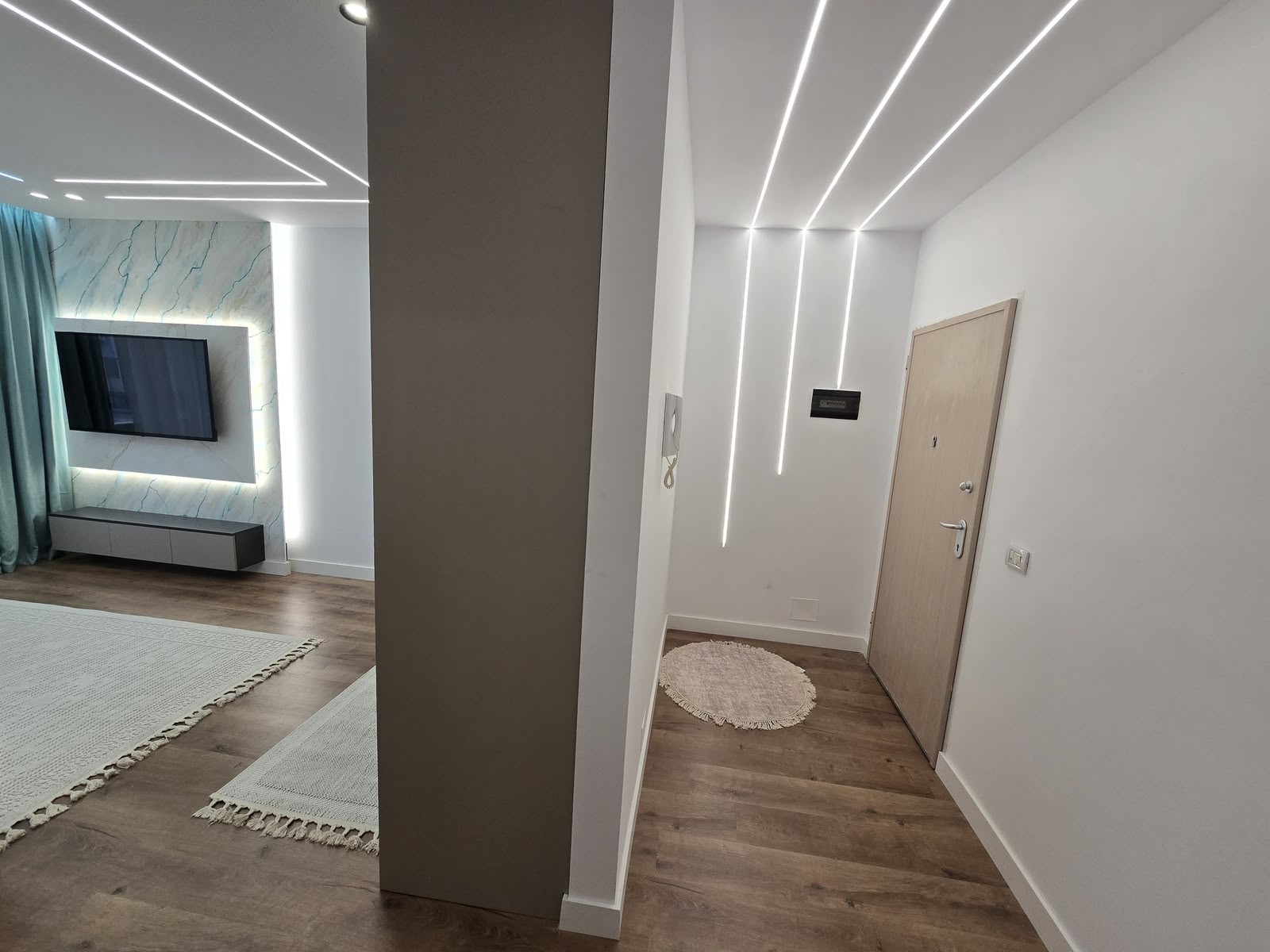 Ndriçim linear LED në tavan, korridor Tiranë